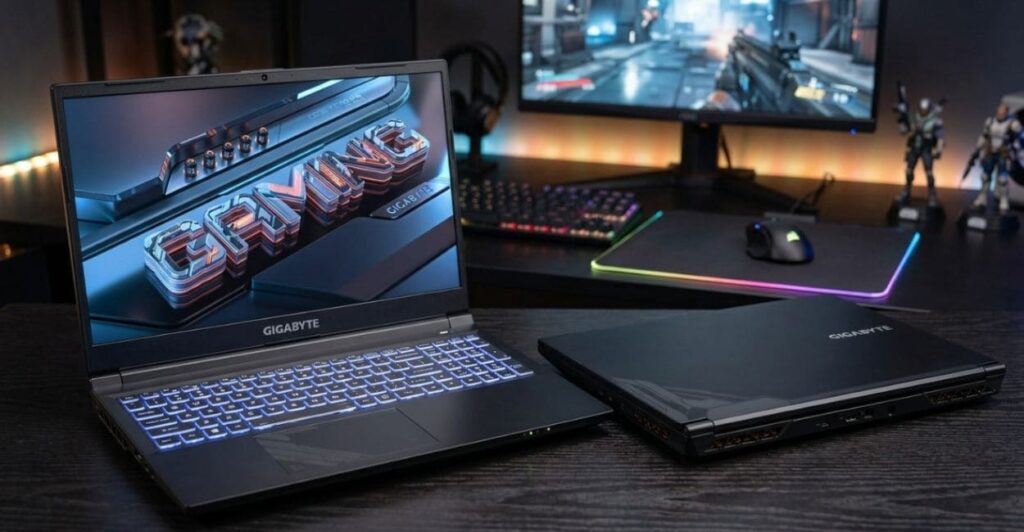 Dois notebooks Gigabyte G5 ME, um fechado mostrando o logo na tampa e outro aberto com a tela ligada