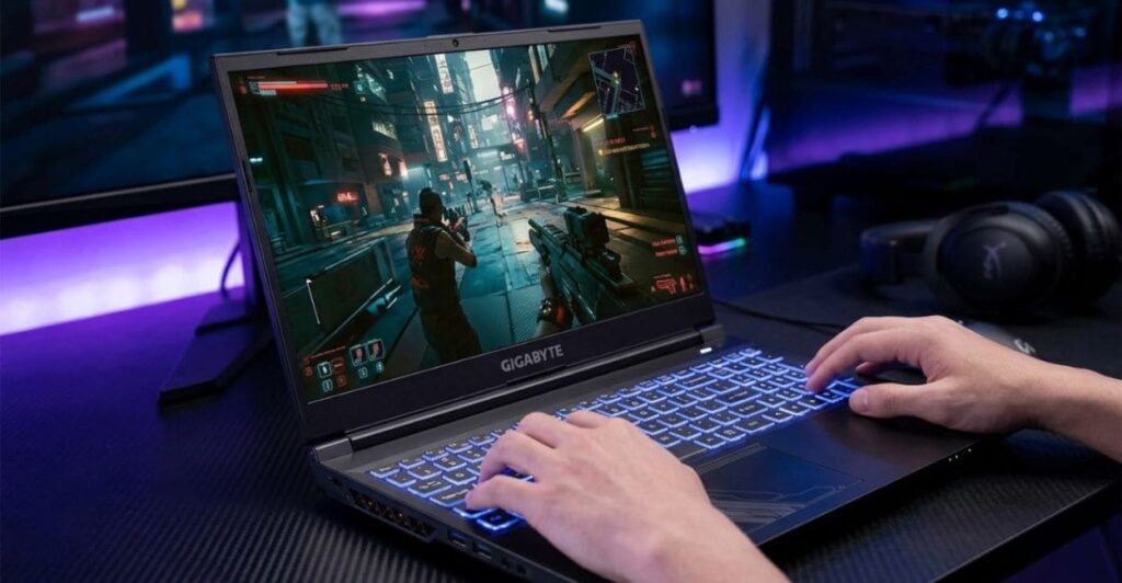 Pessoa jogando em notebook Gigabyte G5 ME com RTX 3050 Ti rodando jogo em ambiente escuro