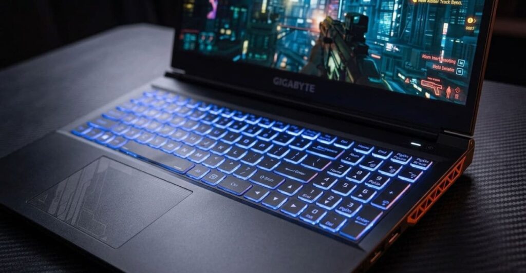 Teclado numérico dedicado do notebook Gigabyte G5 ME em close-up com iluminação azul