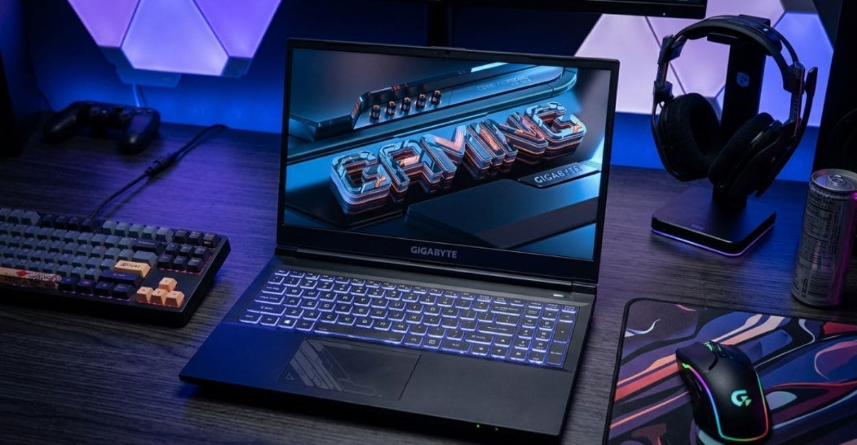 Notebook gamer Gigabyte G5 ME aberto em setup gamer com iluminação ambiente e jogo rodando na tela