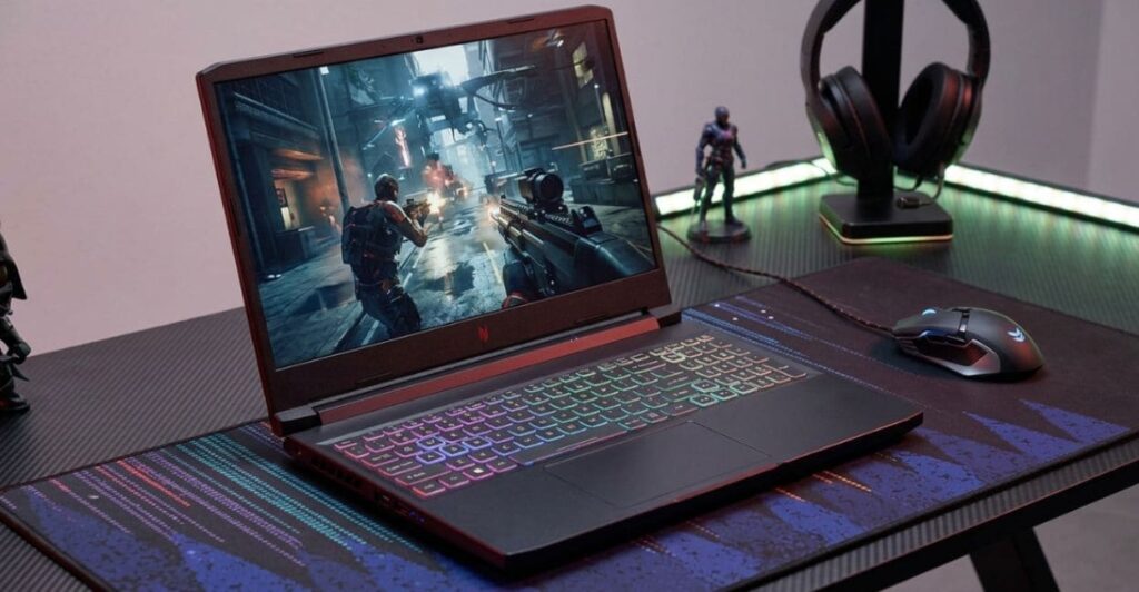 Acer Nitro V15 notebook gamer com teclado RGB em ambiente escuro