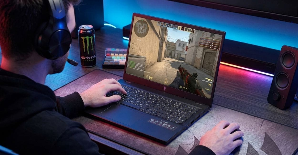 Pessoa jogando em um Acer Nitro V15 ANV15-52-56PD, com as mãos no teclado e no mouse