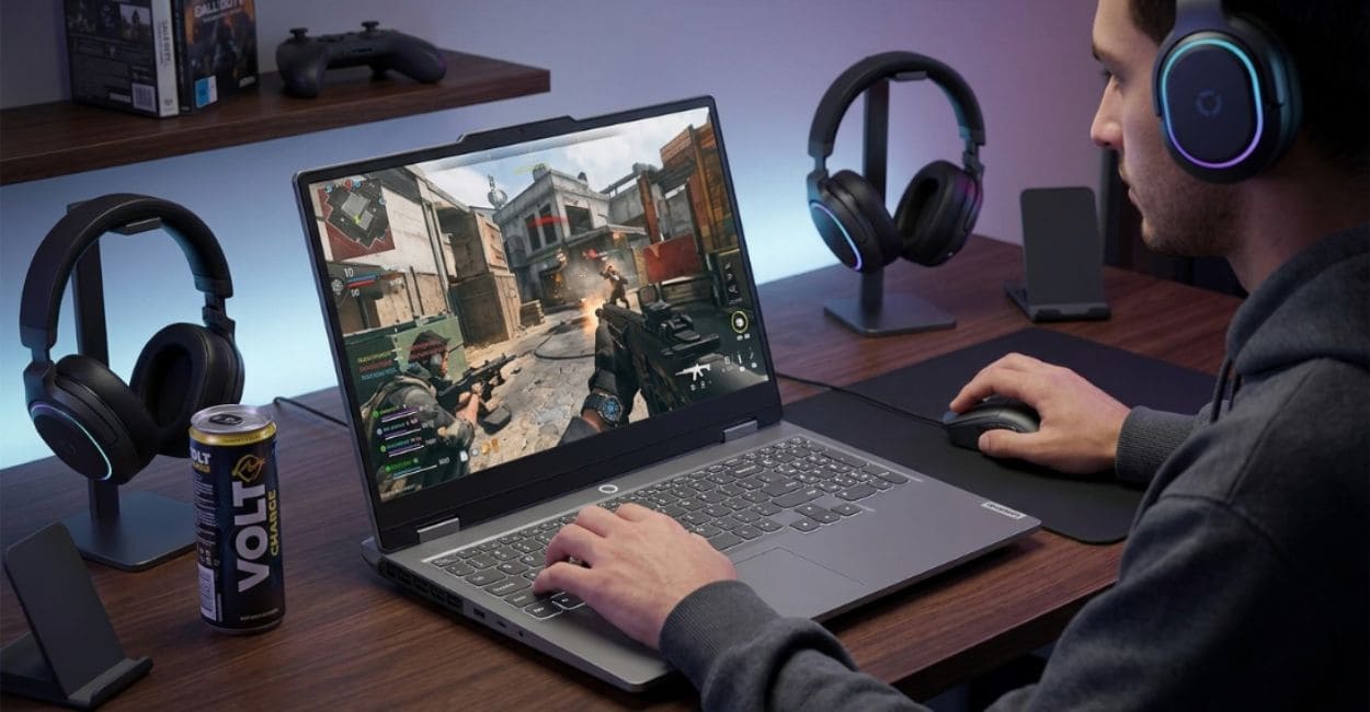 Pessoa jogando em um Lenovo LOQ Essential RTX 5050, com fone de ouvido e mãos no teclado e no mouse