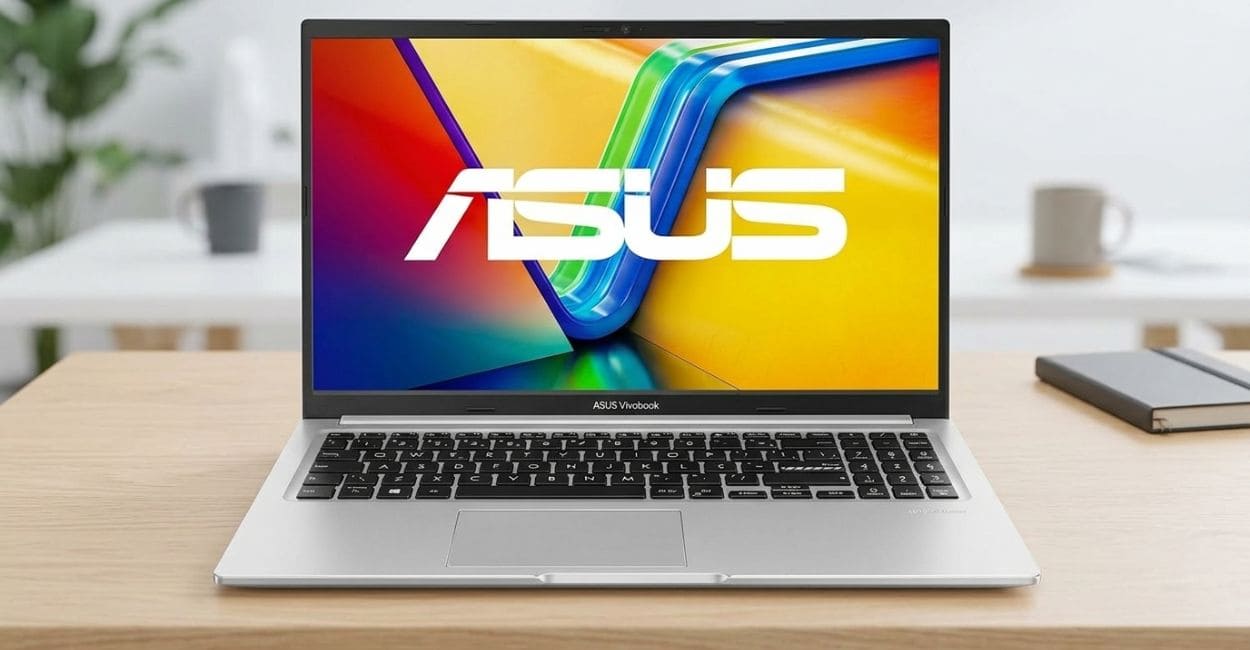 ASUS Vivobook 15 M1502YA aberto em mesa de home office com a tela ligada