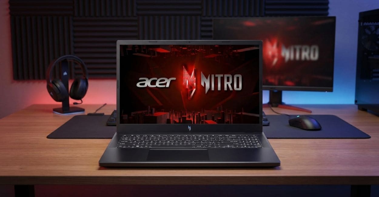 Notebook gamer aberto em setup com iluminação RGB, monitor e headset ao fundo