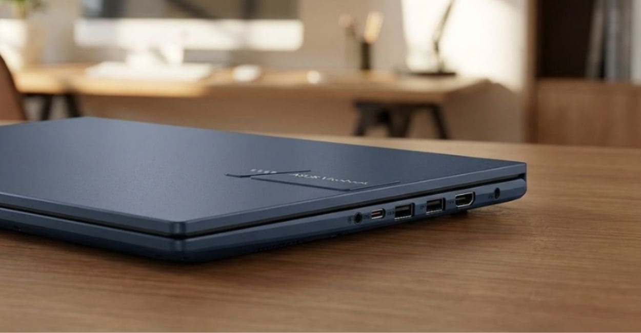 Lateral do ASUS Vivobook 15 X1504VA-NJ1745W fechado, mostrando as portas de conexão e o acabamento Quiet Blue