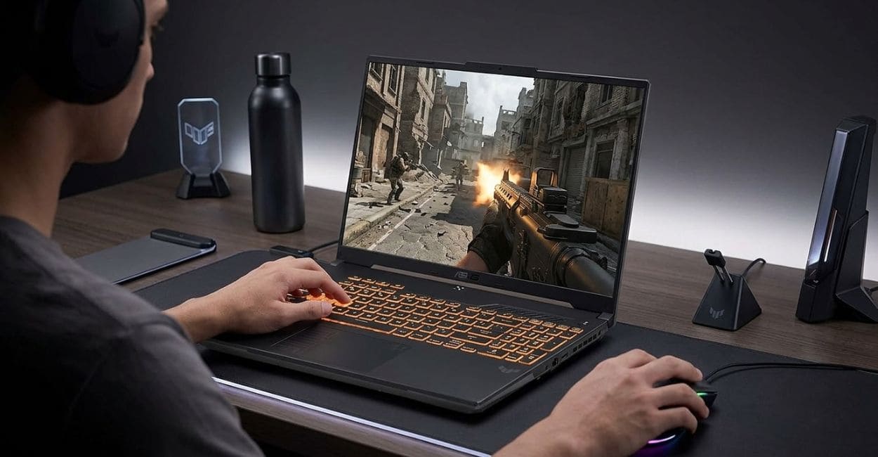 ASUS TUF Gaming F16 rodando jogo de tiro em primeira pessoa