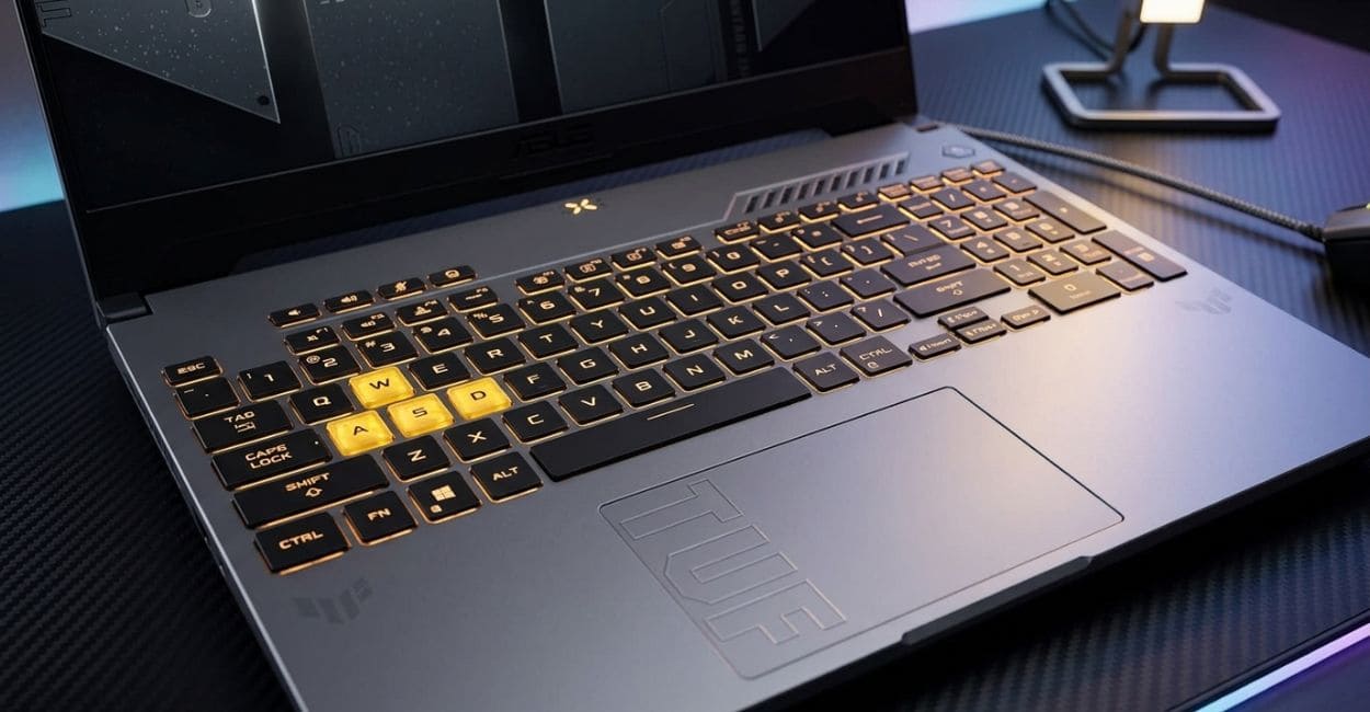 Teclado do ASUS TUF Gaming F16 com as teclas WASD transparentes iluminadas