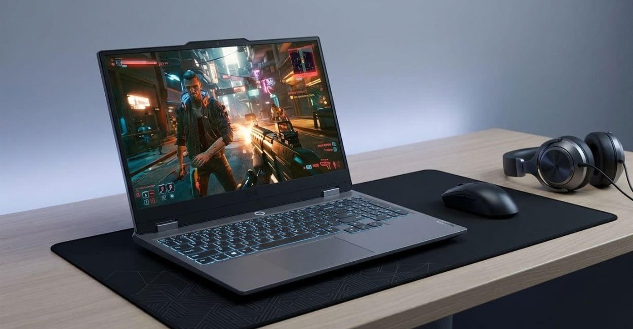 Lenovo LOQ 15IRX9 exibindo um jogo de tiro em primeira pessoa sobre um mousepad escuro