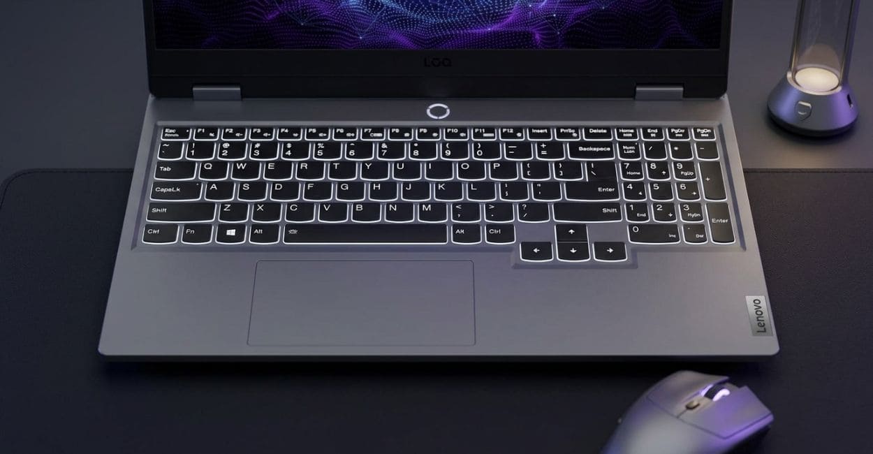 Teclado retroiluminado em branco e touchpad do Lenovo LOQ 15IRX9 vistos de cima