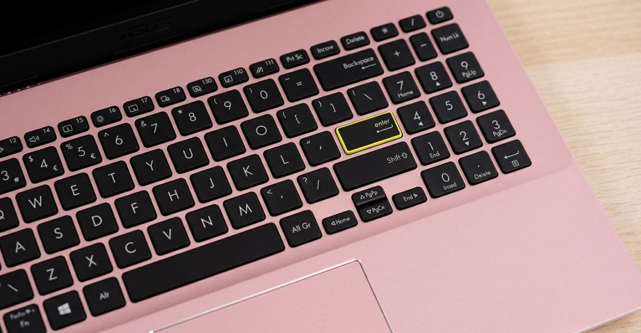 Teclado do ASUS Vivobook Go 15 visto de cima, com a tecla Enter em destaque amarelo