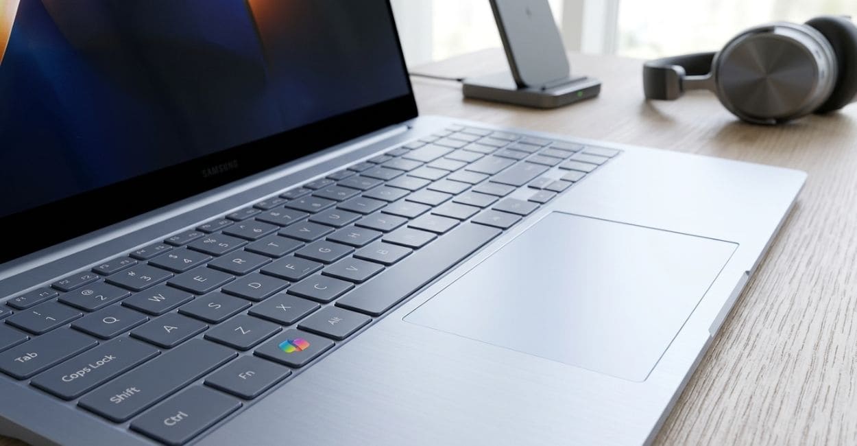 Teclado e touchpad do Galaxy Book4 Edge vistos em ângulo, com a tecla do Copilot